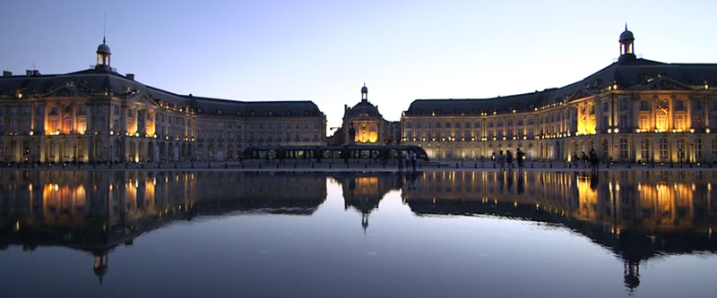 Vue sur la place de la bourse à bordeaux à la tombée de la nuit avec un angle très large