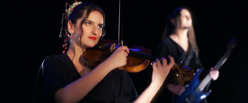 une femme habillé dans un look japonais traditionnel joue du violon