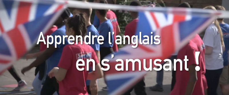 Des drapeaux anglais flous laisse apparaitre la phrase "Apprendre l'anglais en s'amusant"