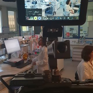 Tournage en laboratoire, ça nous replonge dans cours lointain de physique chimie !
#videoshoot#makingof#bmcc6K